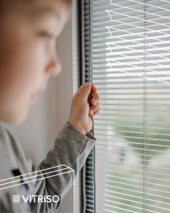 Integrované žalúzie VITRISO ukryté v skle v modernej domácnosti s deťmi