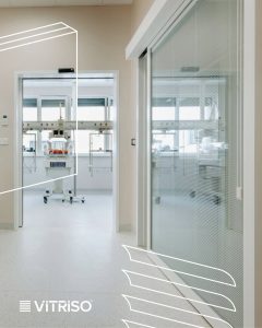 Integrované žalúzie VITRISO ukryté v skle v zdravotníckom priestore